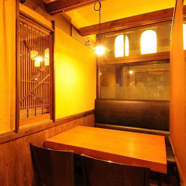 【2至4人】Fuuko鸟桌座可以为每个人制作隔板，因此您可以在任何有私人空间感的房间内用餐。由于隔壁有一个座位和感觉，甚至可以安全地带着孩子！即使是少数人，也会慢慢感受到房间感。朋友朋友·家庭·非常适合返回公司的小日子！还有沙发座椅！午餐时间也开放♪