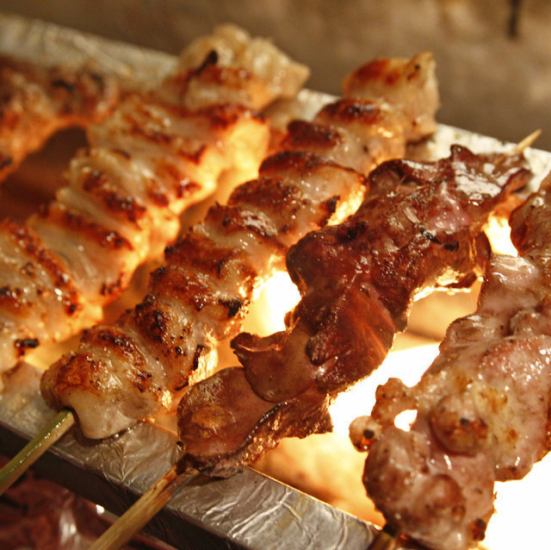 [Exquisite] The yakitori that is proud of the Bincho charcoal scent is baked one by one by a craftsman!