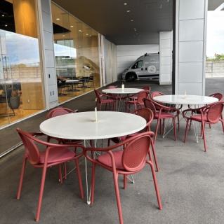 飯店亦設有露台座位。最多可容納 12 人。