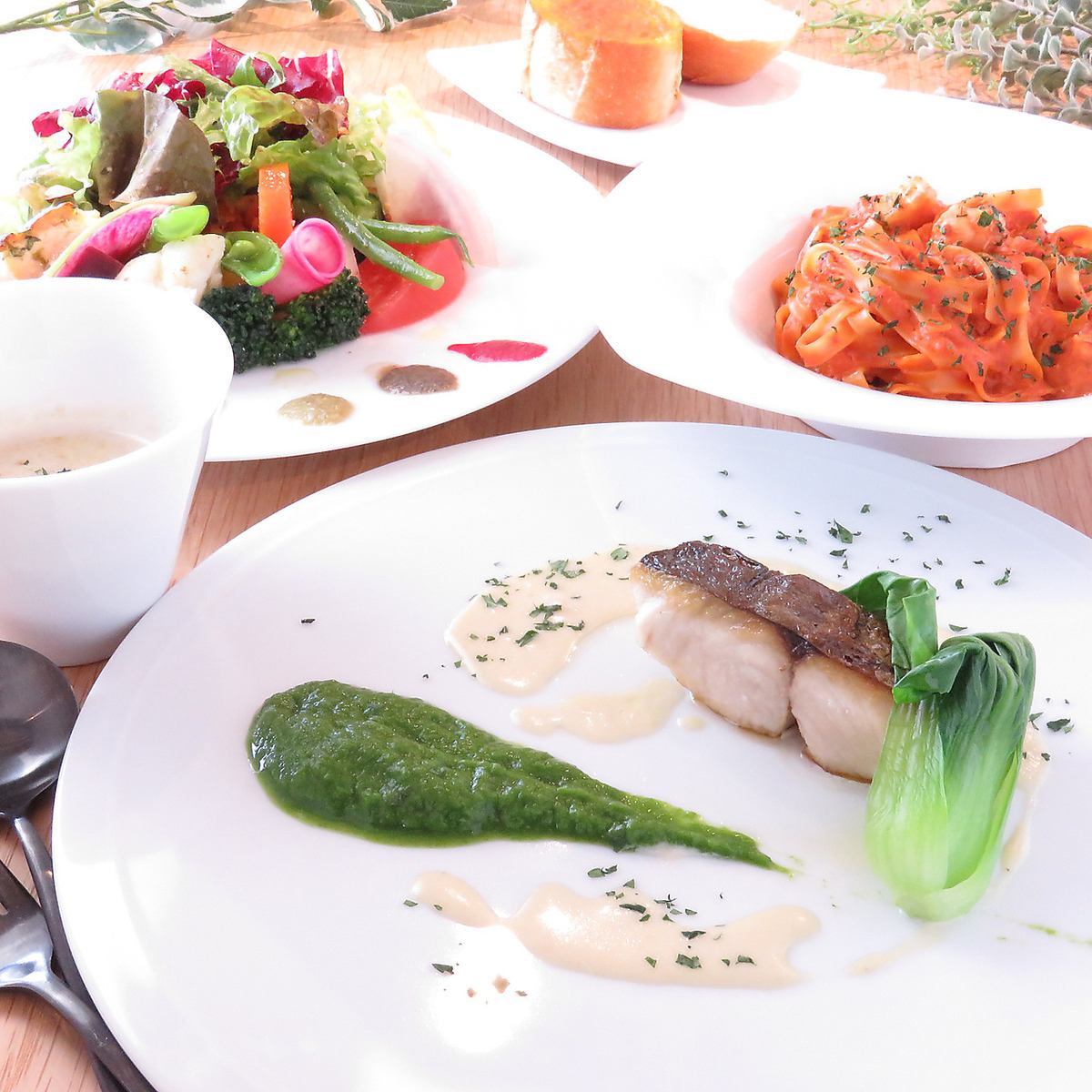 パスタやメイン2種を堪能できるセットなど非日常のランチに♪