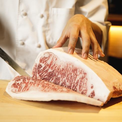 Carefully selected meat by craftsmen! We are particular about hand cutting!
