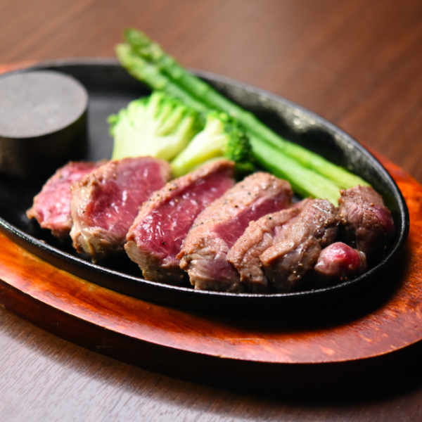 From marbled meat to lean meat...high-protein fillet steak 200g 2,600 yen (tax included)