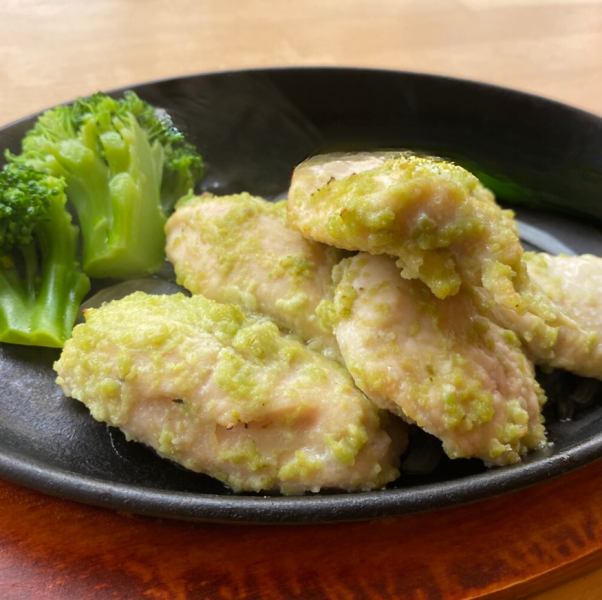 Skinless chicken breast grilled with wasabi