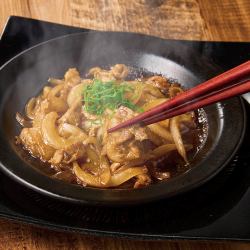 烤五花肉和洋蔥，盛在味噌拼盤上～使用Mochibuta豬肉～