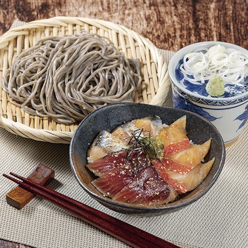 There are various sets of small rice bowls and soba noodles available.