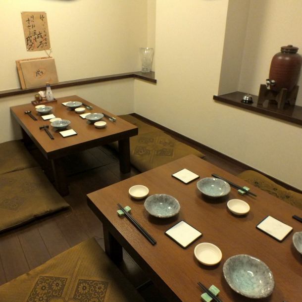 We also have a private room with a tatami room where you can spend a relaxing time.Since it can accommodate up to 10 people, please use it for various banquets such as company banquets, welcome and farewell parties, alumni associations, and entertainment.We also offer various banquet courses with all-you-can-drink, so please feel free to contact us.