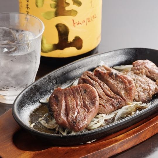 Beef tongue, beef skirt steak, and horse sashimi are also excellent. ◎ One of the charms of "Naru" is that you can easily taste really delicious ingredients.