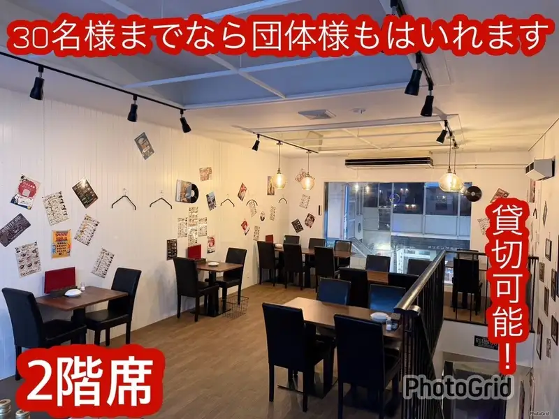 ネオンやアートが飾られた異国情緒漂う空間は、20代から50代まで幅広い世代が一緒に盛り上がれる大人の遊び場!店内にはダーツも完備し、チンチロやじゃんけんクーポンなど、思わず白熱する仕掛けが満載です。無制限飲み放題とエンタメ料理を味わいながら、時間を忘れてワイワイ楽しいひと時をお過ごしください