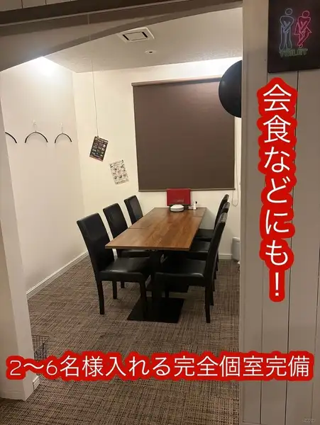 白を基調とした壁と温かみのある照明がお洒落な店内は、吹き抜け構造で開放感抜群!テーブル席やカウンターでゆったりとお食事を楽しめます。ドライアイスの煙があふれる宝箱のお刺身など、遊び心溢れるメニューが非日常感をさらに演出。女子会やデート、いつもの飲み会も、ワンランク上の特別な時間になります