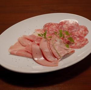 新鲜切好的什锦熟食