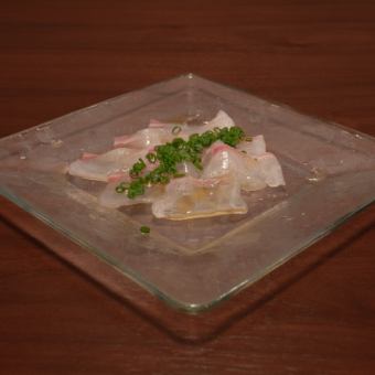 【含2小时无限畅饮】新鲜鱼生牛肉片、本店招牌烤猪肉等（共7道菜/5,000日元）