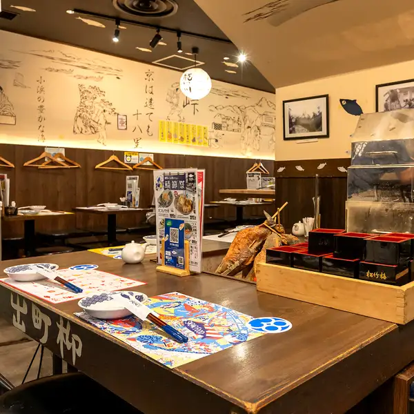 【囲炉裏テーブル席】テーブルの中心に囲炉裏を表現したお席もございます。ほっこりと落ち着いた雰囲気でお食事を楽しめると好評です。5~6名様までご宴会が可能。ご希望の方はお早めにご予約を★