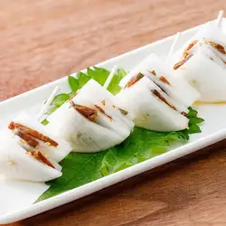 A snack made by layering daikon radish and heshiko (fermented mackerel).