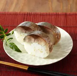Seared fatty mackerel sushi roll