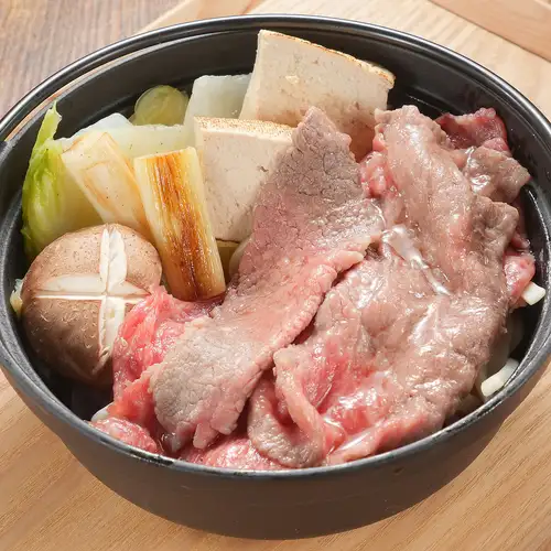 宮崎県産のA5ランク和牛を贅沢に使用!とろけるようなお肉の旨味がたまらない絶品すき焼き