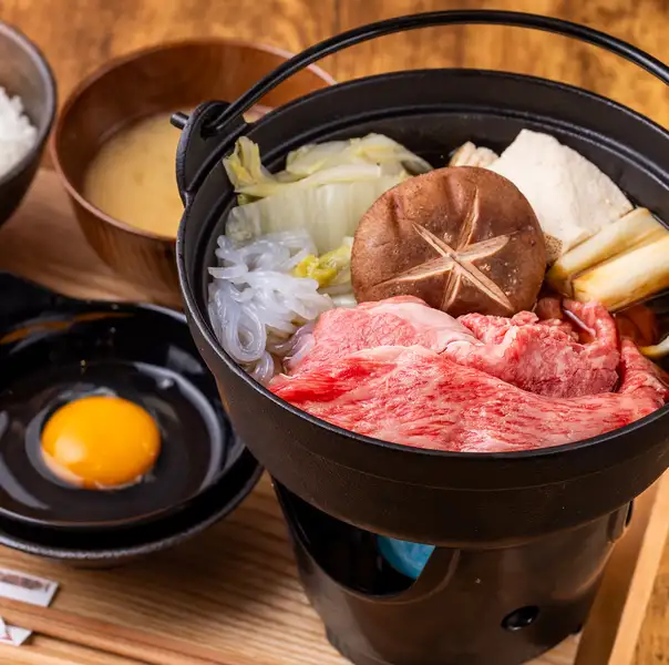宮崎県産のA5ランク和牛を贅沢に使用!とろけるようなお肉の旨味がたまらない絶品すき焼き