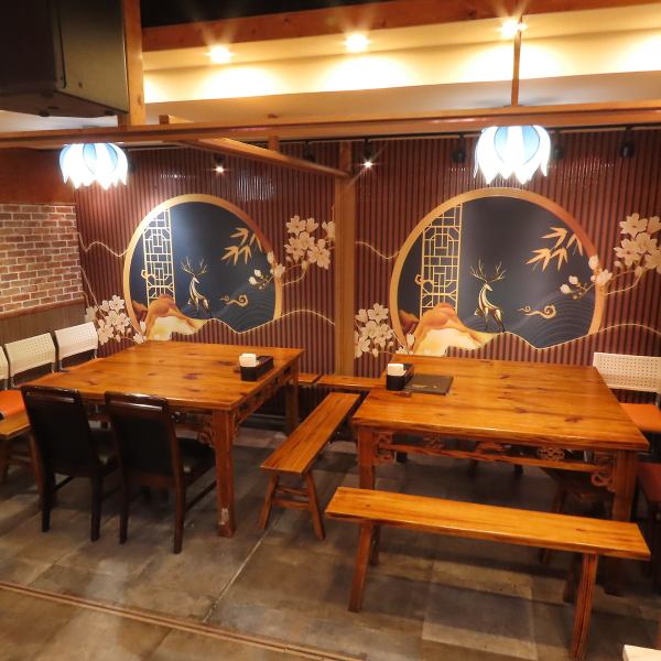 当店では、8名様掛けのテーブル席を2つご用意しております。これらのテーブルは繋げて最大16名様までご利用いただけるため、会社の仲間やご友人との宴会や二次会に最適です。ゆったりとしたスペースで、楽しいひとときをお過ごしいただけます。ぜひ、特別なイベントやお祝い事にご利用ください。