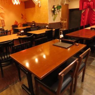 当店では、4名様掛けのテーブル席を6つご用意しております。お一人様からご利用できるため、気軽にお食事を楽しんでいただけます。友人との少人数でのサク飲みや、ちょっとしたひとり時間にもぴったりです。居心地の良い空間で、美味しい料理とこだわりのお酒をお楽しみください。皆様のご来店をお待ちしております！