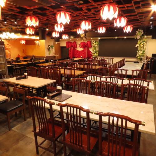 当店では、6名様掛けのテーブル席を10席ご用意しております。広々としたスペースで、会社の仲間やご友人との宴会、二次会にぴったりです。大人数でのご利用にも対応できるため、さまざまなお祝い事やイベントに最適です。おいしい料理と豊富なお飲み物を取り揃えており、楽しい時間をお過ごしいただけること間違いなし！
