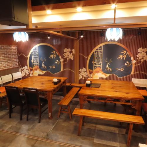 当店では、8名様掛けのテーブル席を2つご用意しております。これらのテーブルを繋げることで、最大16名様までご利用いただける広々としたスペースが確保できます。会社仲間やご友人との宴会、二次会など、大人数での楽しいひとときをお過ごしいただけます。美味しい料理やお酒を楽しみながら、盛り上がること間違いなし！