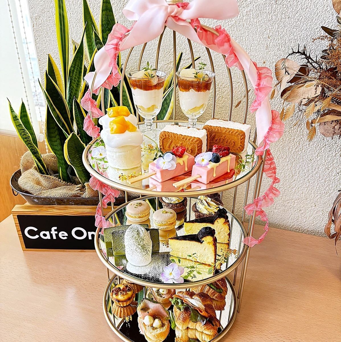 9種のこだわりチーズケーキと2種のアミューズの豪華なアフタヌーンティーセット