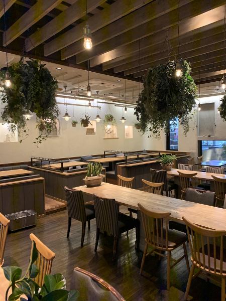 清潔感があるオシャレな店内でお食事をお楽しみください♪アフタヌーンティーセットやふわふわのパンケーキを囲んでの女子会やママ会、デートのランチやカフェ利用にも人気のお店です！立食時60名・着席は最大40名様までご利用可能です。※貸し切りも随時受付しております。まずはお店までお気軽にご連絡ください。