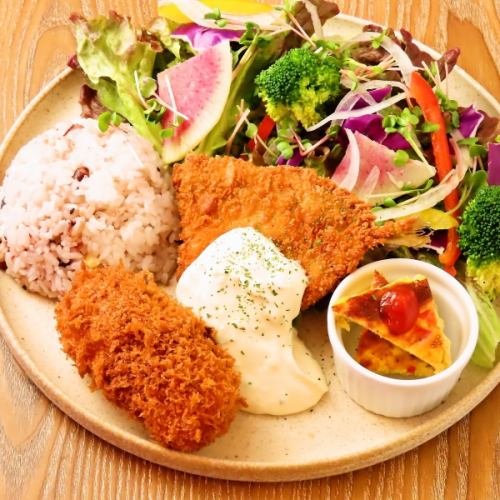 選べるサラダとメインプレート～アジフライと蟹クリームコロッケ～