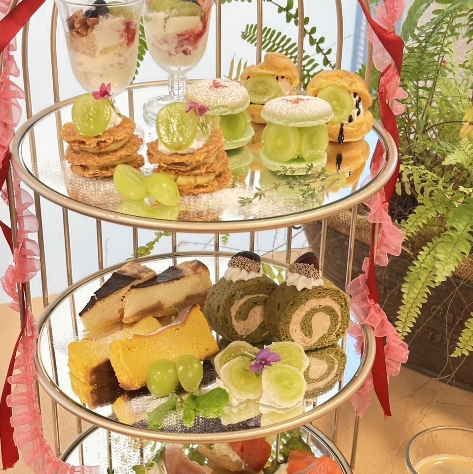 A luxurious afternoon tea set featuring Shine Muscat grapes and two types of amuse-bouche