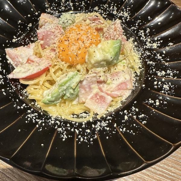 アボカドとトマトのカルボナーラ