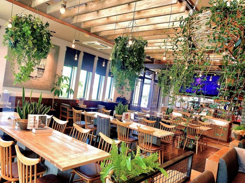 Enjoy your meal in a clean and stylish restaurant. This popular restaurant is perfect for girls' or moms' get-togethers over afternoon tea sets and fluffy pancakes, as well as for date lunches and as a cafe! It can accommodate up to 60 people for standing meals and up to 40 people for seated meals.*We also accept reservations for private use at any time.Please feel free to contact our store first.