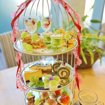 下午茶配以 Shine Muscat 葡萄和两种开胃小点