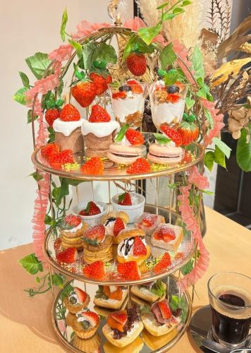 Perfect for girls' get-togethers and fan gatherings! Enjoy seasonal afternoon tea, pancakes, set menus, and course menus.