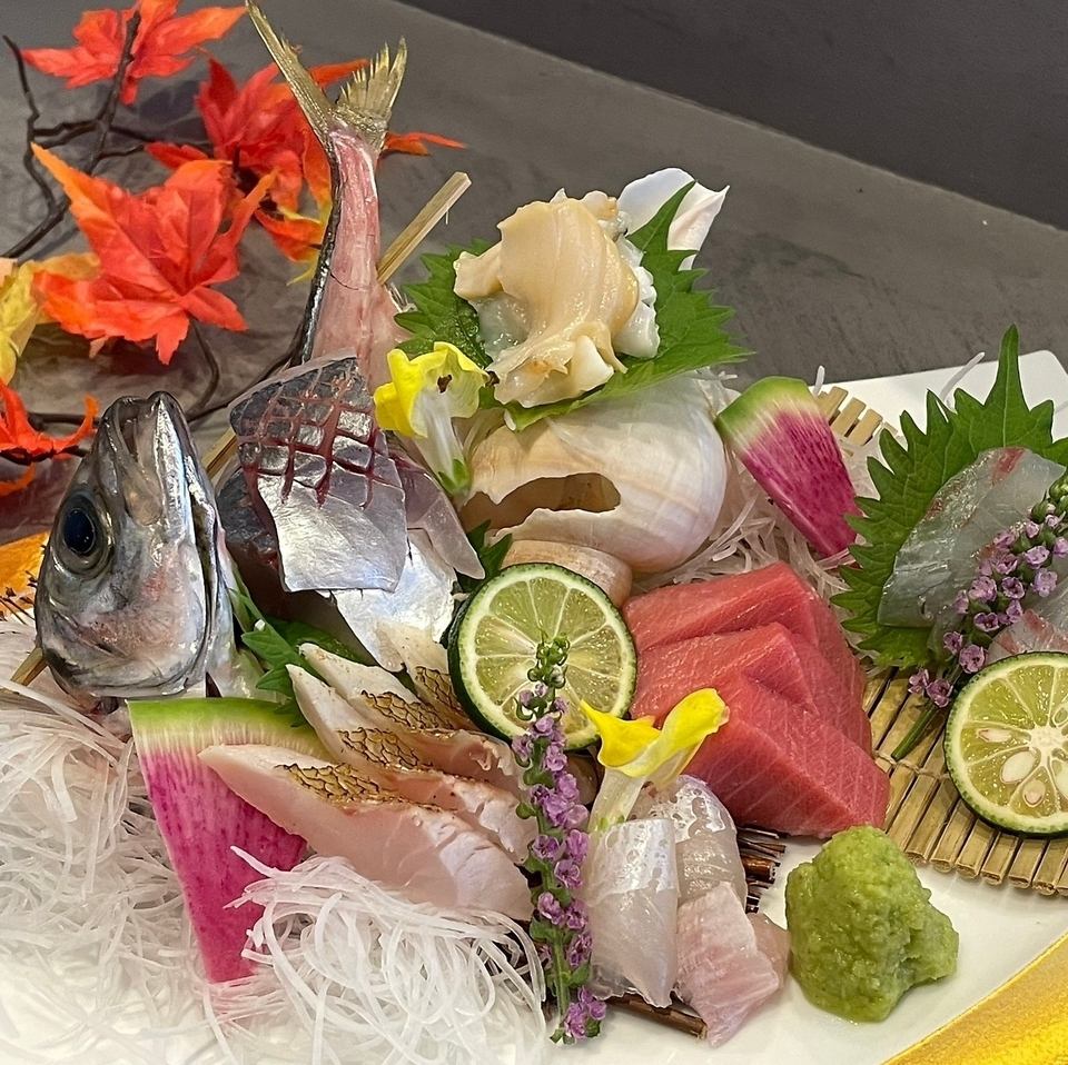 富山湾で獲れた新鮮な海鮮をお酒と共にご堪能くださいませ。
