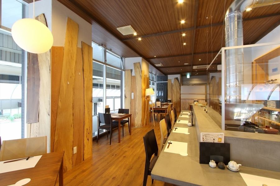 店内は木目調で統一感あり落ち着いた内装。店内のフロアランプがほのかに照らしより温かみのある空間に演出してくれます。ご友人とのお食事や女子会、デートなどにもピッタリです。当店おすすめのお酒とお食事のペアリングを是非、お楽しみください。
