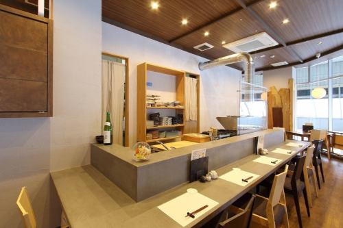 大きなが窓が広がり開放感ある広々とした店内に◎
