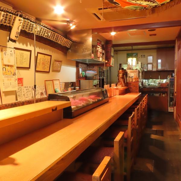 常連さんで賑わう当店のカウンター席は、お一人様やデートにぴったり。今日のおすすめメニューや旬のお魚も気軽にお尋ねください！観光客や外国の方にも人気のカウンター席は、初めての方も常連の方も自分好みの時間を過ごすことが出来る空間です！