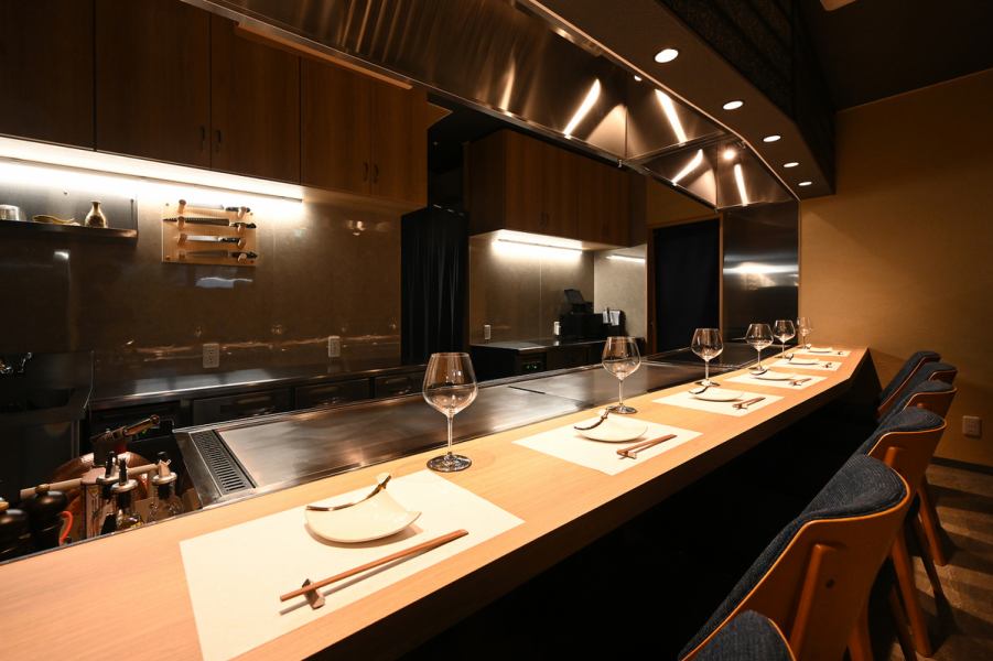 A counter seat where you can feel the iron plate up close.A variety of seasonal ingredients, including carefully selected Japanese beef, are grilled on the iron plate in front of you.(6 seats in total)