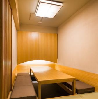 2名様からご利用可能な個室をご用意しております。ご宴会・接待・会食などに最適です。ゆったりと美味しい料理とお酒をご堪能ください。