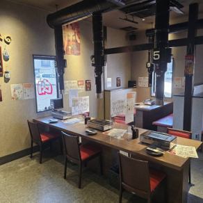 アクリル板で区切られており、隣を気にせず食事を楽しめます。細やかな配慮が魅力的なお席は、デートや少人数での語らい、あるいは大人のお一人様焼肉にも最適な居心地の良い空間となっています。
