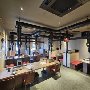 最大6名様まで座れる広々としたお席や、2名様、3名様用など、人数に合わせて調整可能なテーブル席がございます。大人数でのご宴会や、気心知れた仲間との飲み会、ご家族での食事など、多彩なシーンで快適にお過ごしいただけます。