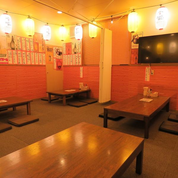 [Tatami room] There are 2 tables for 4 people and 2 tables for 6 people in the tatami room.Stretch out your legs and relax! The tatami room can be reserved for 20 to 25 people at a maximum, so it's also recommended for company parties!