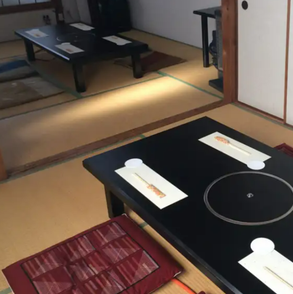 会社の同僚との飲み会、気兼ねなく楽しめる女子会、ご家族での食事会など、様々なシーンに最適な完全個室をご用意しました。最大15名様まで着席可能なので、少人数でのご宴会に最適です。また、小さなお子様連れでも安心な、ゆったりとくつろげるお座敷席となっております。