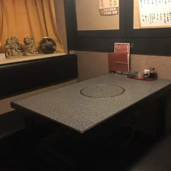 温もりを感じる店内は、どなたにもゆったりお過ごしいただける空間です。全席ソファのテーブル席は、おくつろぎいただきながらお食事を楽しめるよう工夫しました。店主が厳選したこだわりの食材を、各テーブルでゆっくりとご堪能ください。