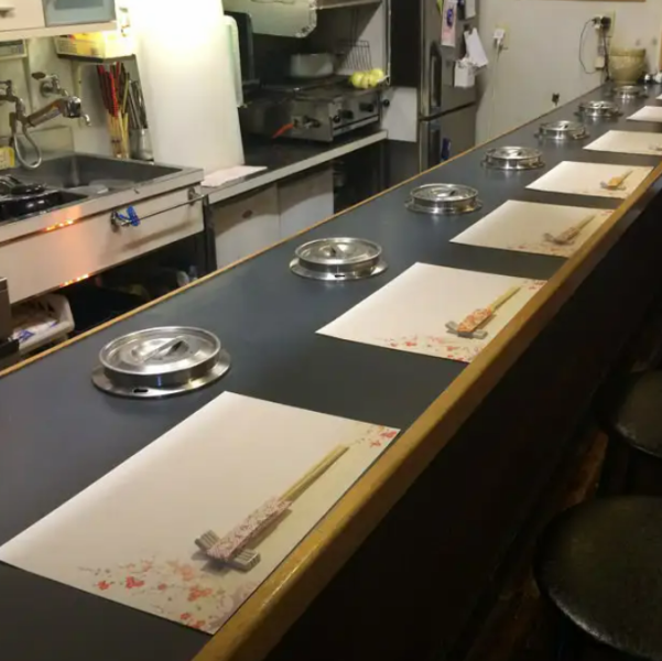 おひとりさまでも気兼ねなく楽しめる、1人鍋専用のカウンター席をご用意しました。目の前で腕を振るう店主の鮮やかな手さばきは、まさに熟練の技。厳選した素材の旨味を最大限に引き出した、絶妙な味わいの料理は一度食べたら忘れられません。どうぞ心ゆくまでご堪能ください◎