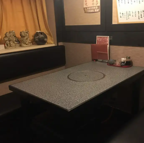 5名テーブル×1席ございます。