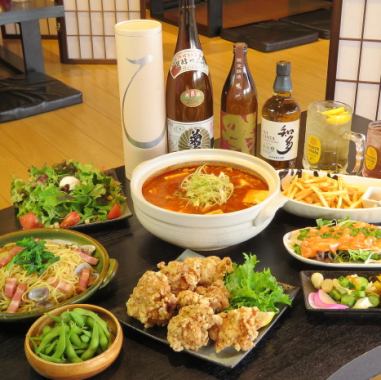 非常適合女生聚會和各種宴會! 包括特色炸雞在內的7種菜餚都可以享用的套餐是4400日元的2小時無限量暢飲！