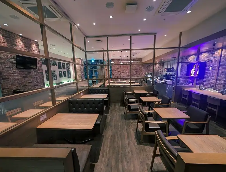 ネオン輝く可愛い店内♪お席の詳細は店舗までご相談くださいませ。