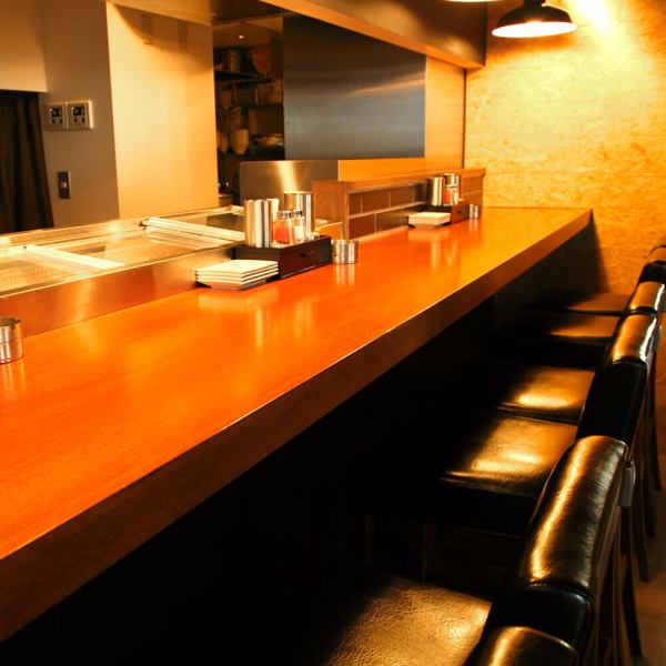 A special counter where you can see the food being grilled up close! It's stylish and not like a yakitori restaurant. It's a space that will satisfy both couples and single diners!! *The photo is an image of the store.