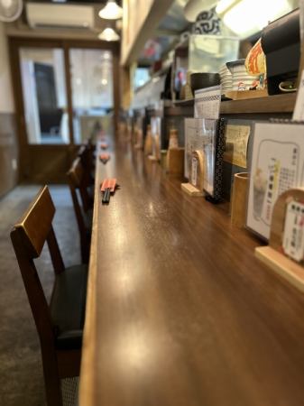 Counter seats that can be used for single-person drinking.Enjoy a conversation with the friendly staff as an accompaniment to your drink! There are also table seats available behind the counter!