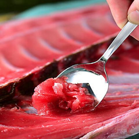 You can enjoy scooping out the thick part of the bone with a spoon!